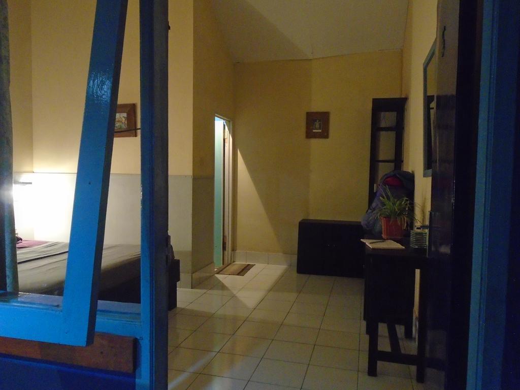 La Casa Homestay Senggigi Exterior photo