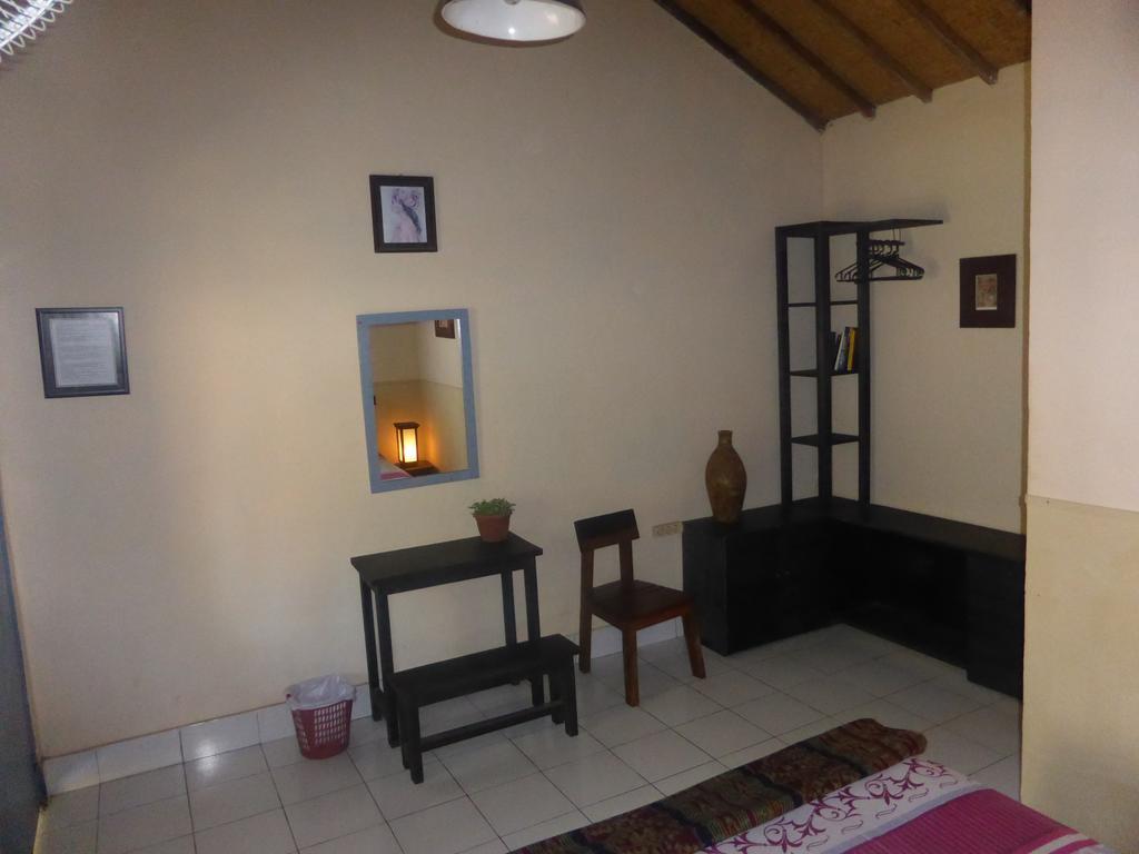 La Casa Homestay Senggigi Exterior photo