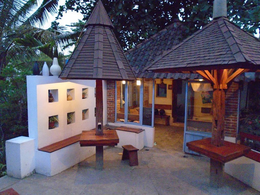 La Casa Homestay Senggigi Exterior photo