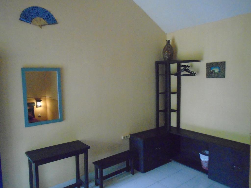 La Casa Homestay Senggigi Exterior photo