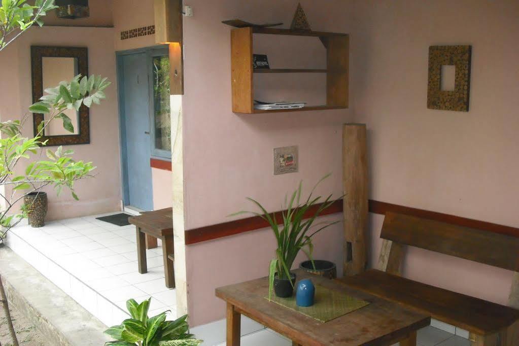 La Casa Homestay Senggigi Exterior photo