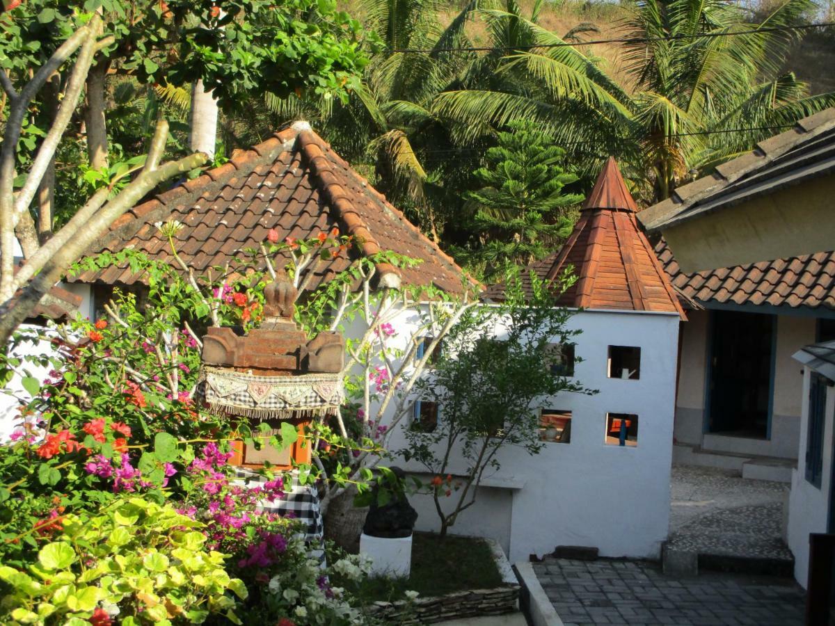 La Casa Homestay Senggigi Exterior photo